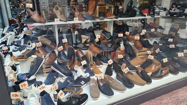 La Todos Los Tipos De Zapatos Baratos En Un Escaparate De Un Outlet Center En Buenos Precios En Pesos Argentinos; Signos En Español Fotografía De Stock Alamy |